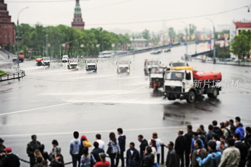 卡车在街道上浇灌Den Pobedy -莫斯科